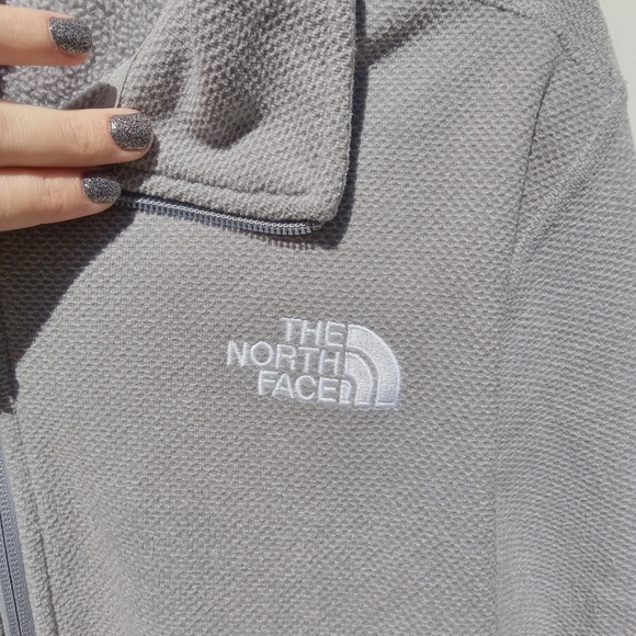 The North Face Men's 1/4 Zip-Up Pull Over Sweater in Light Gray Size Small - Picture 2 of 6